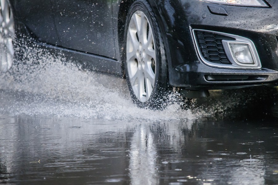 عوامل به وجود آمدن پدیده آب سواری در خودرو
